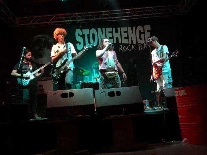 Satanjinhos: escolha como escutar o novo single, Apenas Mais Um Besteirol Americano