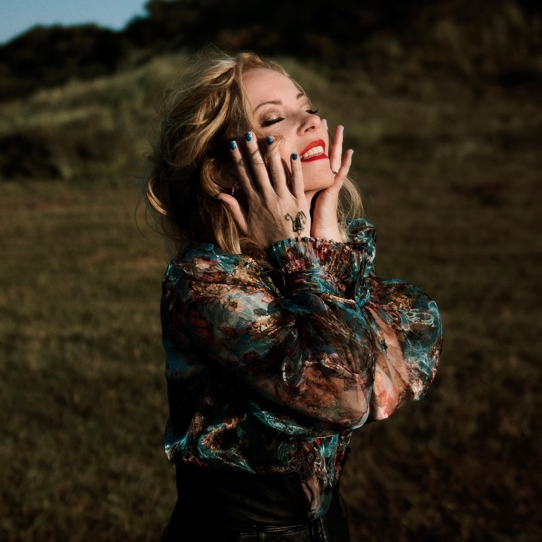 Anneke van Giersbergen fala em determinação no novo single My Promisse