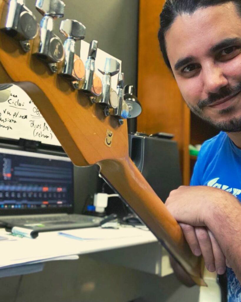 MARCOS ADRIANO: músico trabalhando no EP da sua banda, Evil Of The Century