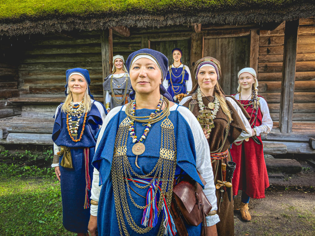 SKYFORGER lança clipe de “Lec, Eglīte (Jump, Fir Tree)”, com participação do grupo folk pagão SKANDINIEKI