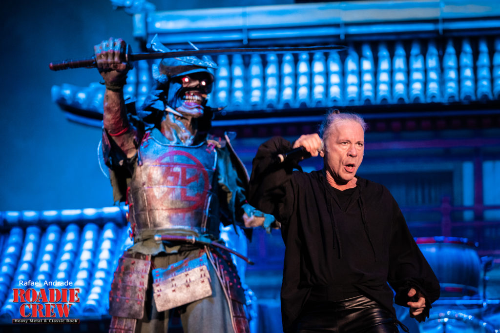 Em show do IRON MAIDEN, BRUCE DICKINSON reclama de pessoas na plateia fumando maconha