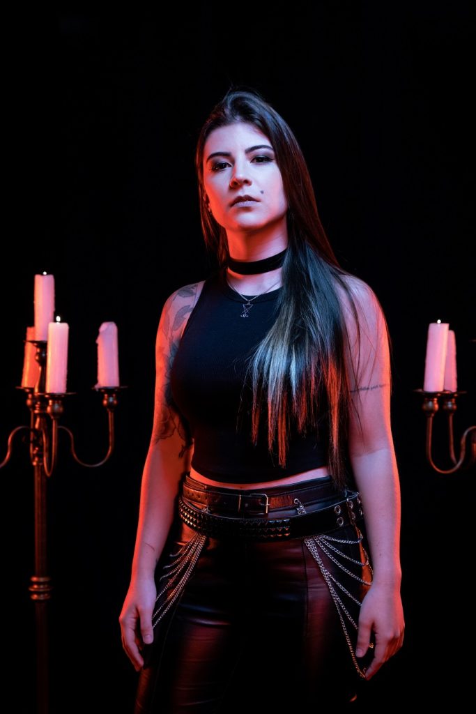 JÉSSICA di FALCHI é oficializada como guitarrista da CRYPTA