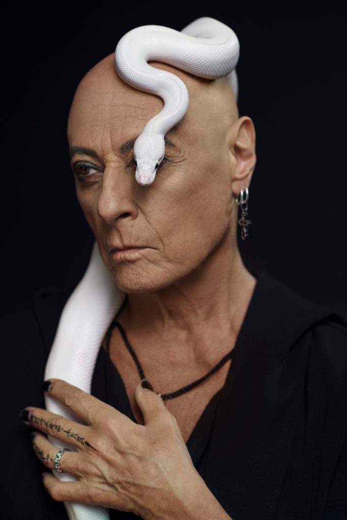 JOE LYNN TURNER conta o motivo de ainda usar peruca nos shows