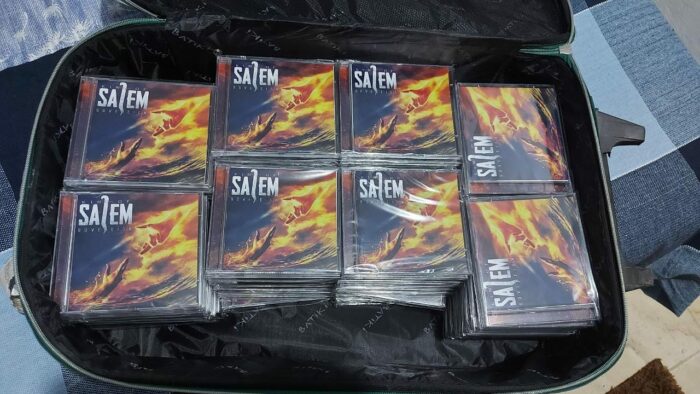 KING OF SALEM: mídias físicas do seu primeiro disco disponíveis para venda