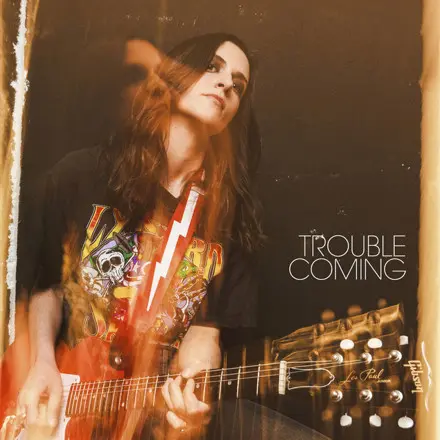 ⚡ Laura Cox: lança vídeo de “Trouble Coming” e revela lado mais introspectivo.