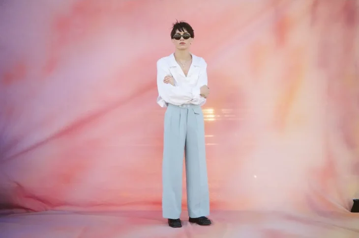 ⚡ Ryan Woods:  lança novo single “Debbie” — pop confessional com clima retrô e melodia doce.