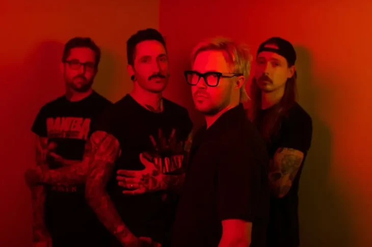 ⚡  Keith Wallen, do Breaking Benjamin, lança cover emocionante de “I’m With You”, da Avril Lavigne