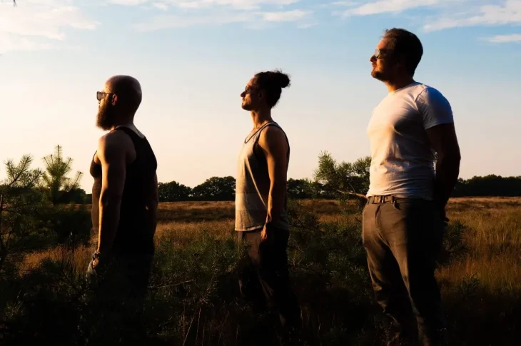 ⚡ Power trio Our Oceans anuncia novo álbum “Right Here, Right Now” para 24 de outubro