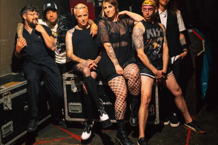 ⚡ The Iron Roses anuncia EP “AGITPOP” para 11 de setembro e nova turnê.