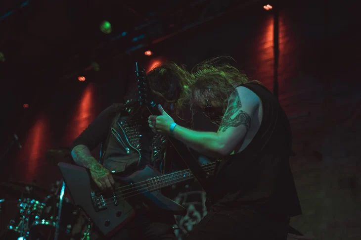 ⚡Sodomizer: lança split com Sextrash e divulga vídeos de shows na Europa.