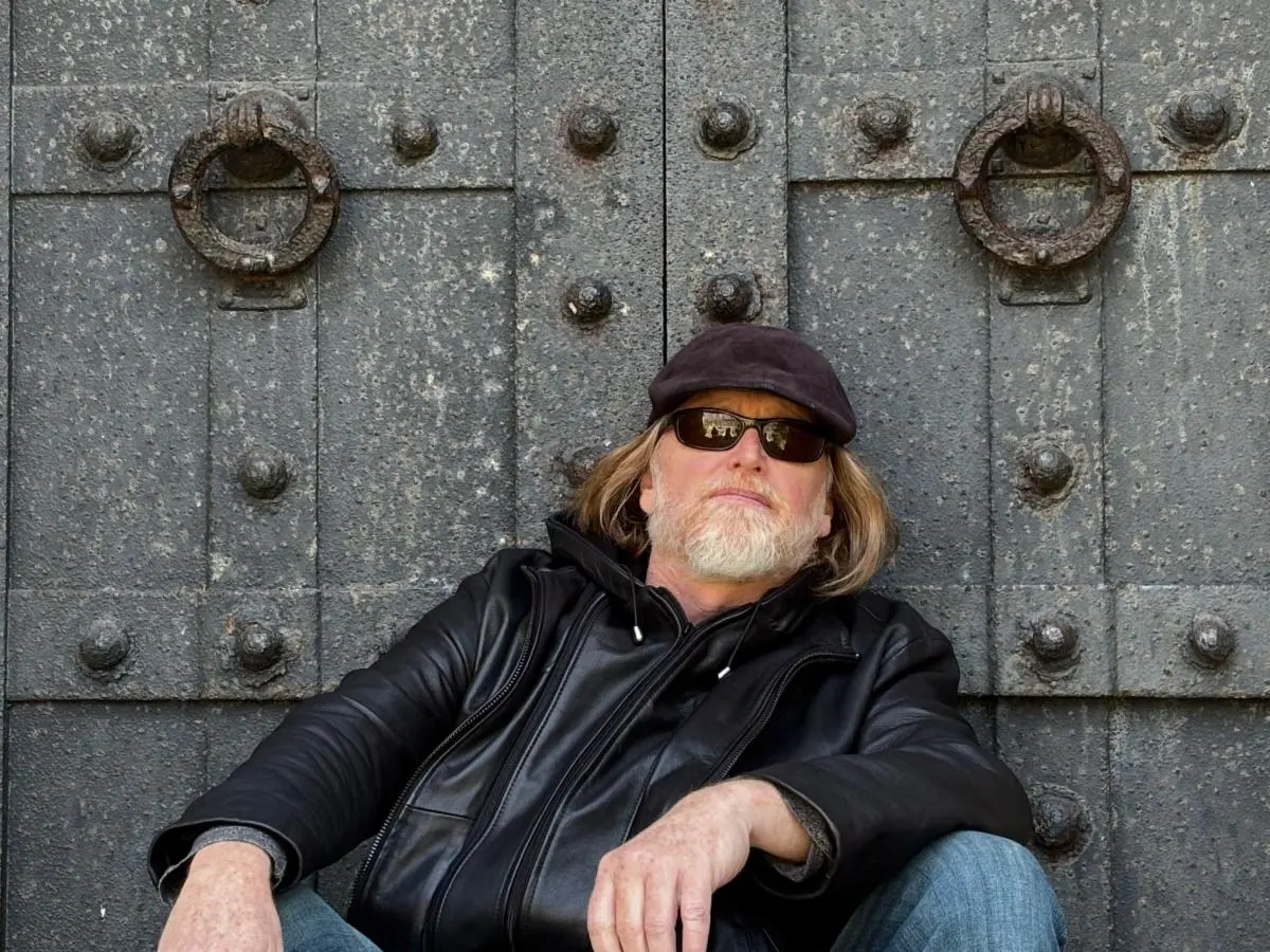 ¡El ícono de los '80s Courtney Gains pega en charts radiales rumbo a nuevo álbum!