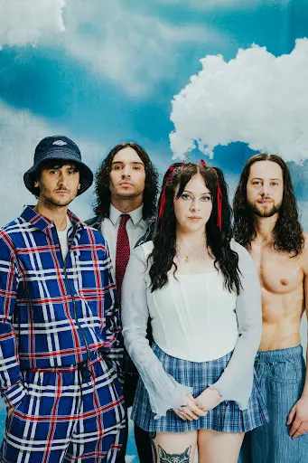Unpeople: anuncia su álbum debut «We Are Unpeople» y presenta el nuevo single «Friends». Unpeople: anuncia su álbum debut «We Are Unpeople» y presenta el nuevo single «Friends».