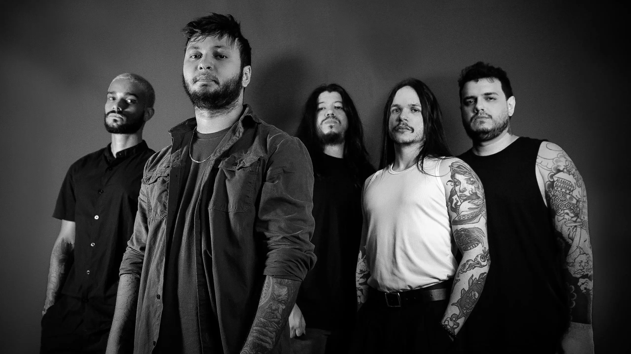 Blakkesis: cuestiona la deshumanización y la artificialidad moderna en el single y videoclip de «Plastic Dreams».