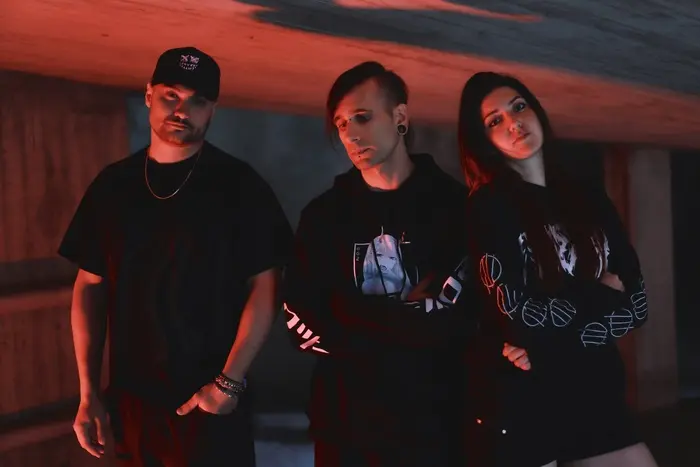 ⚡ Epoimóriròmiope lleva «ricordi di un tempo mai esistito» a una dimensión más visceral con una versión en vivo de estudio.